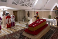 El Vaticano publicó las primeras fotos de Francisco en su féretro