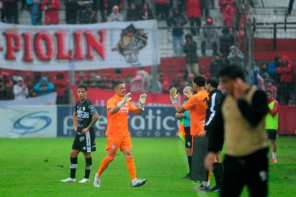 Superó un accidente automovilístico, estuvo meses sin jugar y debutó en el arco de San Martín