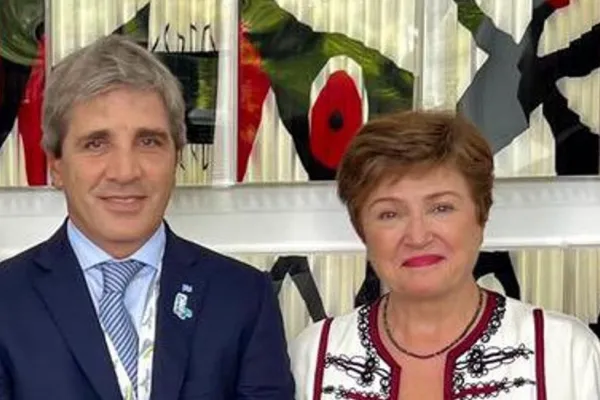 Luis Caputo llega a EEUU para reunirse con el FMI y exponer ante inversores