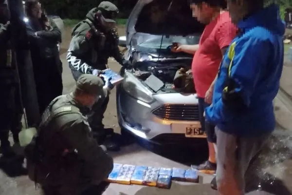 Pareja viajaba con sus dos hijos menores edad en un auto envainado con 26 kilos de cocaína