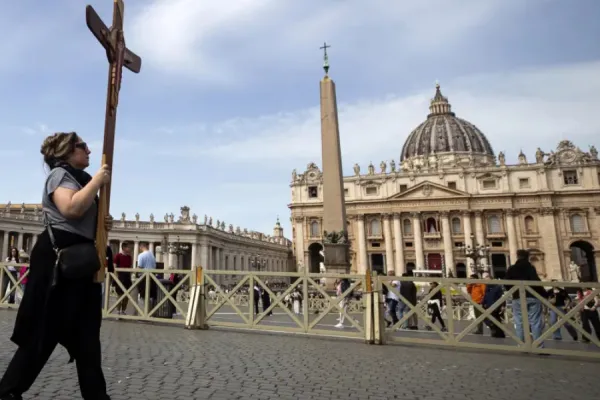 Por qué se cubren las campanas y se bajan las banderas en el Vaticano tras la muerte del Papa