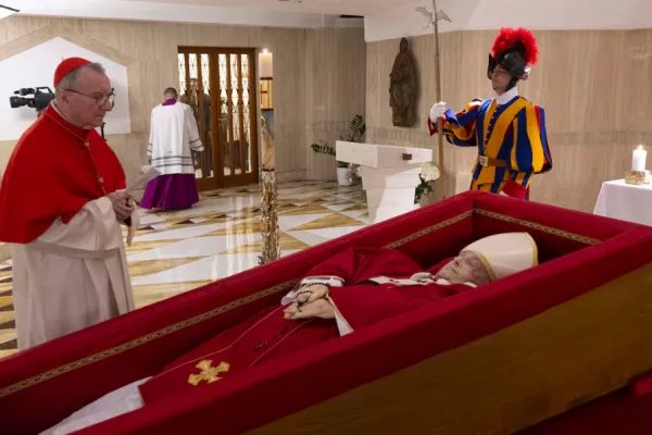 600x400_que-significa-capa-manto-viste-papa-funeral-1080240-140050.webp