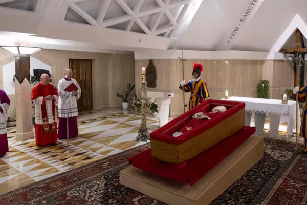 EN CASA SANTA MARTA. La constatación de la muerte de Francisco se concretó en la noche del lunes.