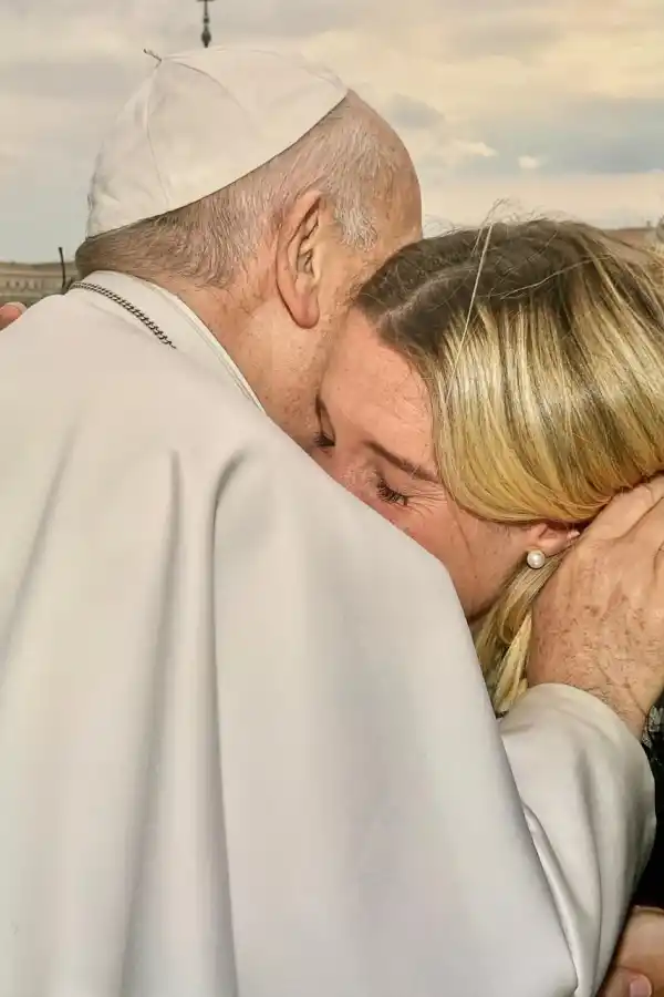 IMPULSO. El abrazo sincero que recibió Agostina en su visita a Francisco. FOTO/ VATICANO