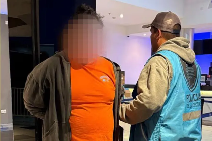 Un hombre fue detenido cuando abusaba de una chica de 12 años en una sala de cine de un shopping porteño