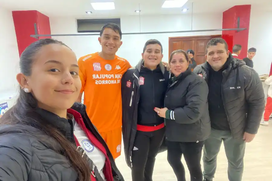 CON LOS SUYOS. Tomás García posa junto a su novia, Lourdes Crippa, su hermano Mateo y sus papás Alejandra y Franco.