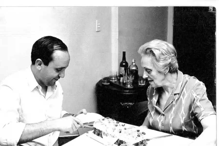 TRAYECTORIA. De una discoteca al Vaticano: los variados empleos que tuvo el papa Francisco antes de dedicarse a la religión.