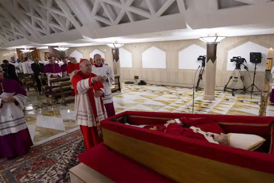 REPOSA. Francisco aparece en las imágenes ataviado con una túnica litúrgica de tono rojo. 