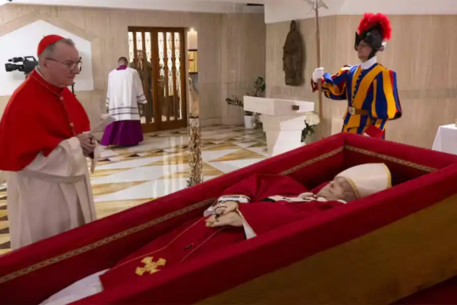 UNA MULTITUD. Esperan que alrededor de 500.000 personas acudan a Roma para despedir al líder espiritual de los católicos.