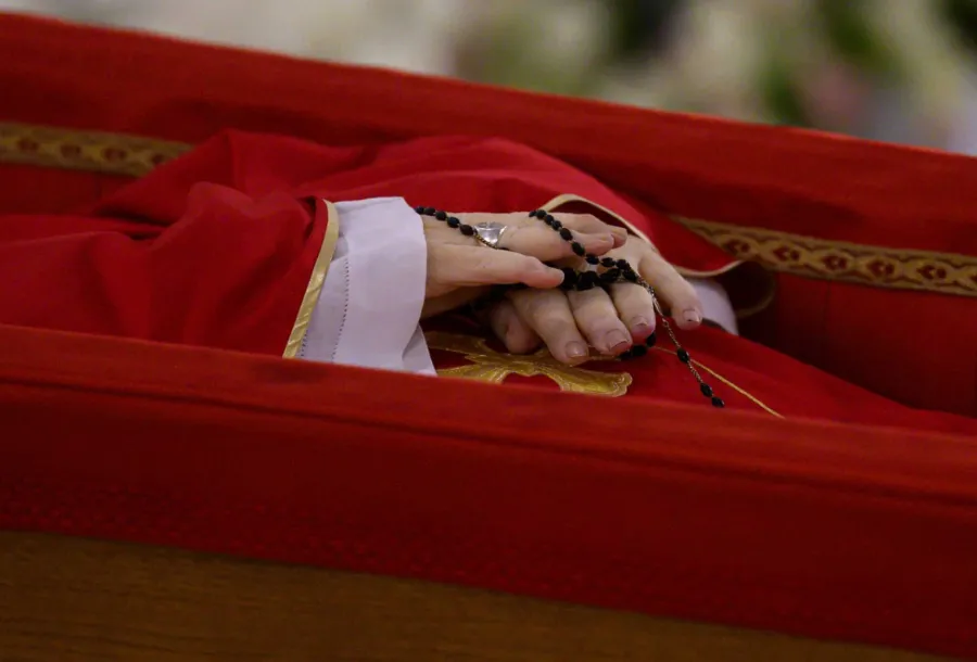 Cómo se prepara el cuerpo del Papa para el velorio y entierro
