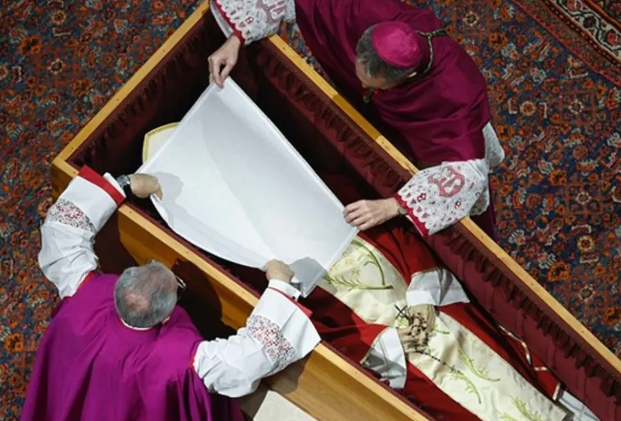 Qué reliquias se usan en el velorio del Papa y por qué