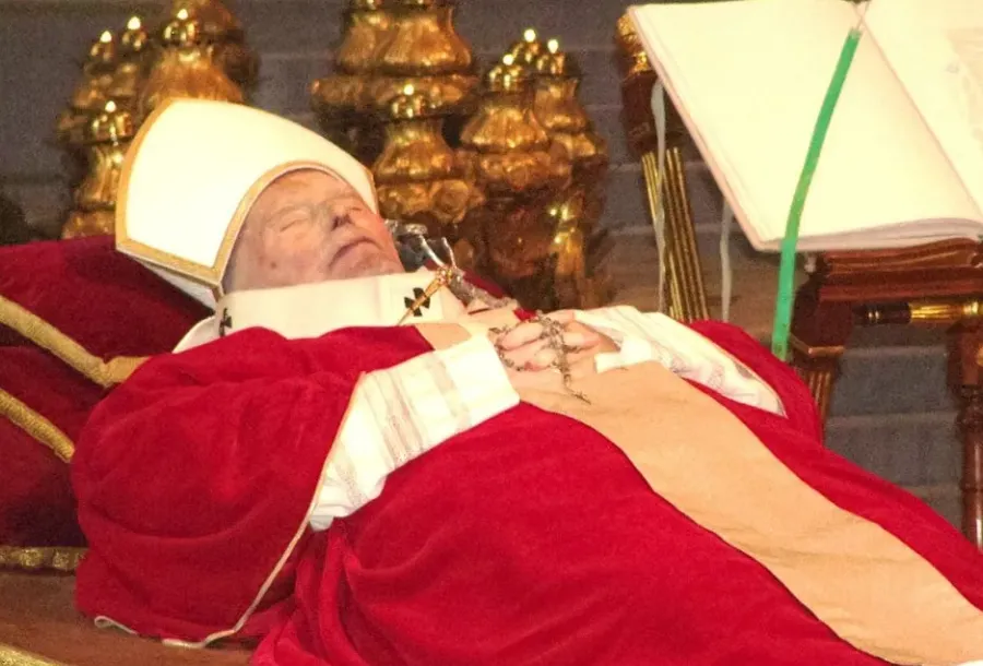 Qué reliquias se usan en el velorio del Papa y por qué
