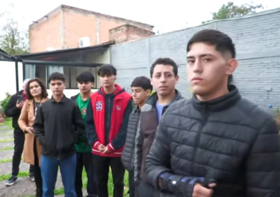 DENUNCIANTES. Los jóvenes agredidos en la entrevista con LG Play. 