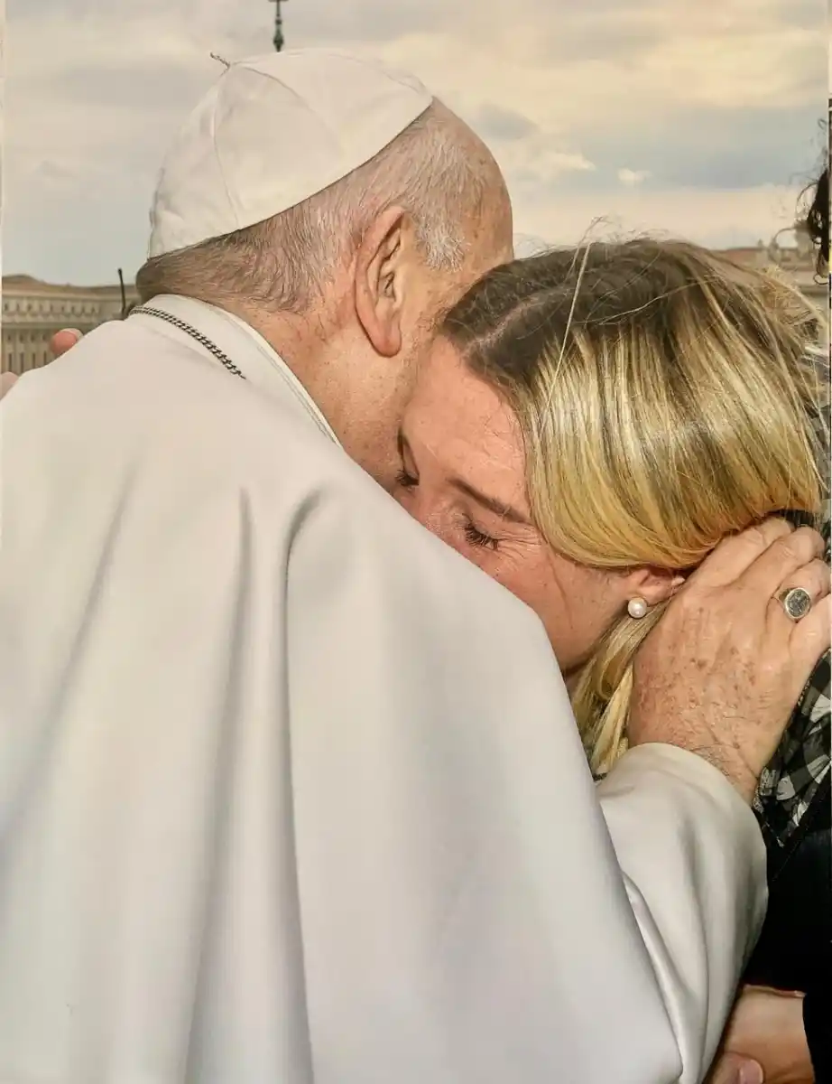 IMPULSO. El abrazo sincero que recibió Agostina en su visita a Francisco. FOTO/ VATICANO