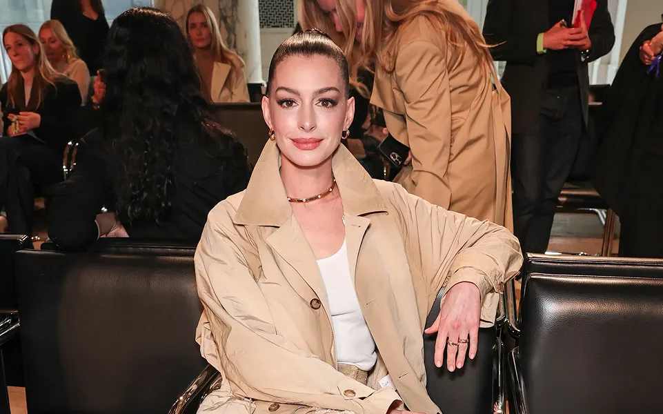 Anne Hathaway en la primera fila de la pasarela de Ralph Lauren.