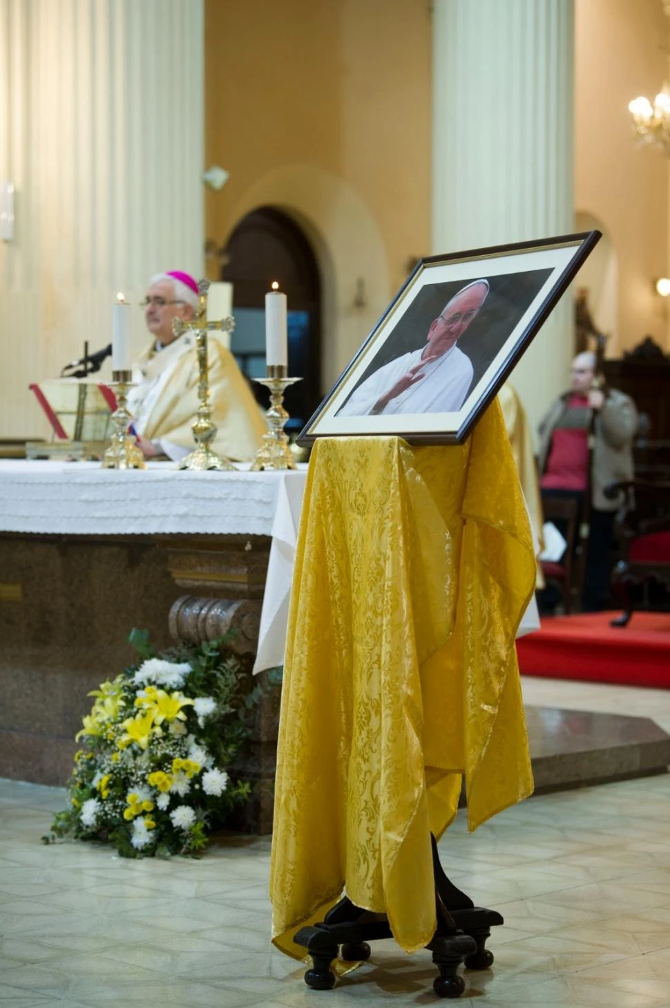 DESDE EL ALTAR. En primer plano, Francisco; detrás, Carlos Sánchez.