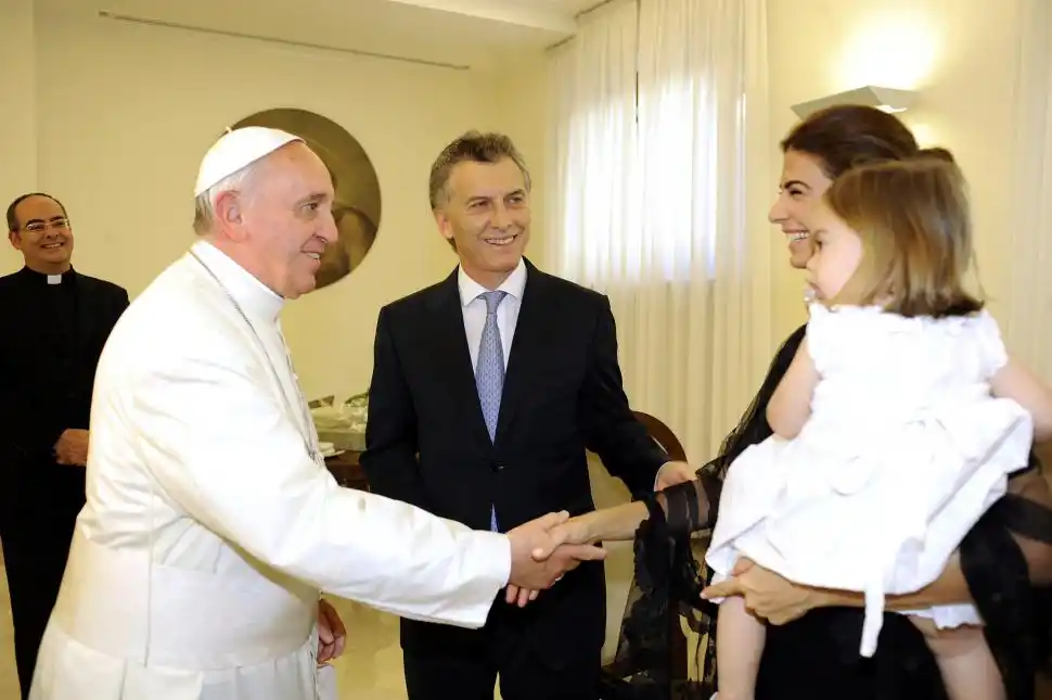REUNIÓN. Macri y su familia visitaron al Papa en octubre de 2016.
