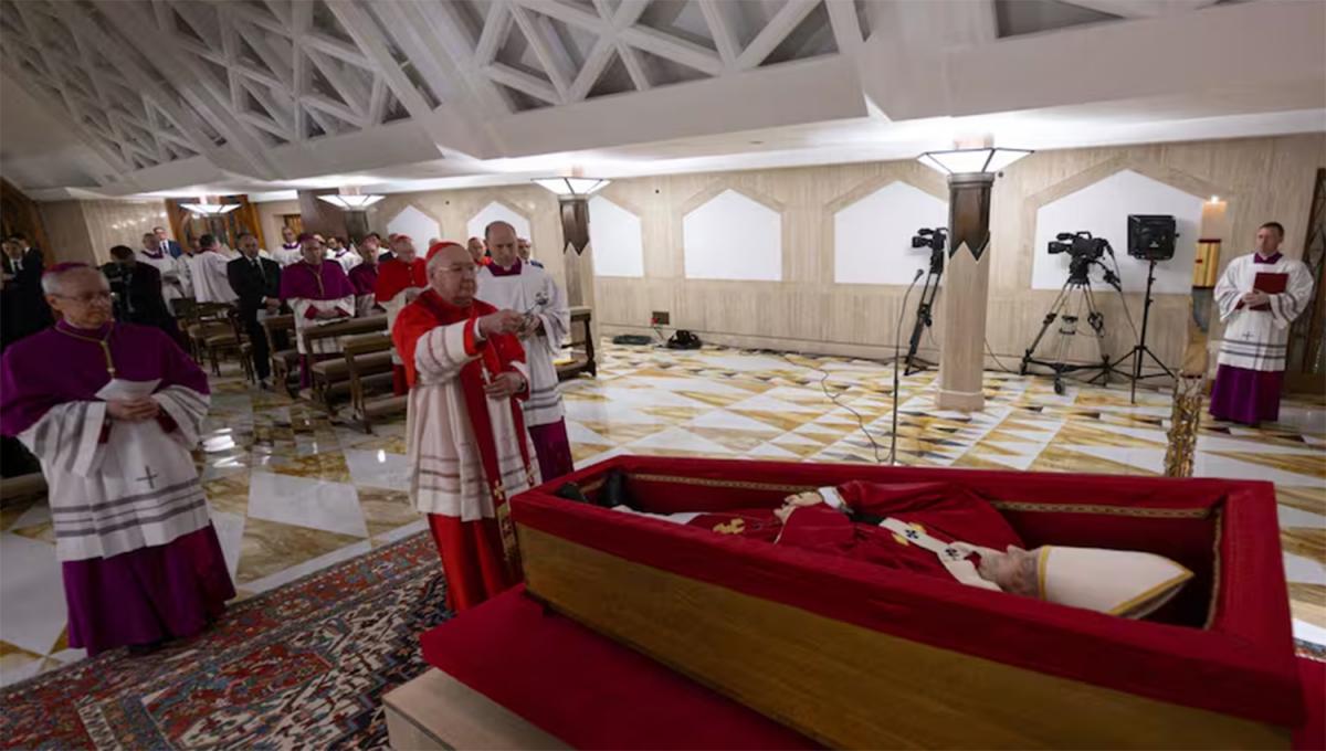 REPOSA. Francisco aparece en las imágenes ataviado con una túnica litúrgica de tono rojo.