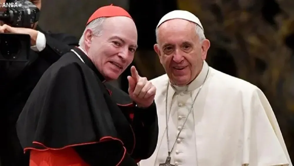 Carlos Aguiar Retes junto al papa Francisco.