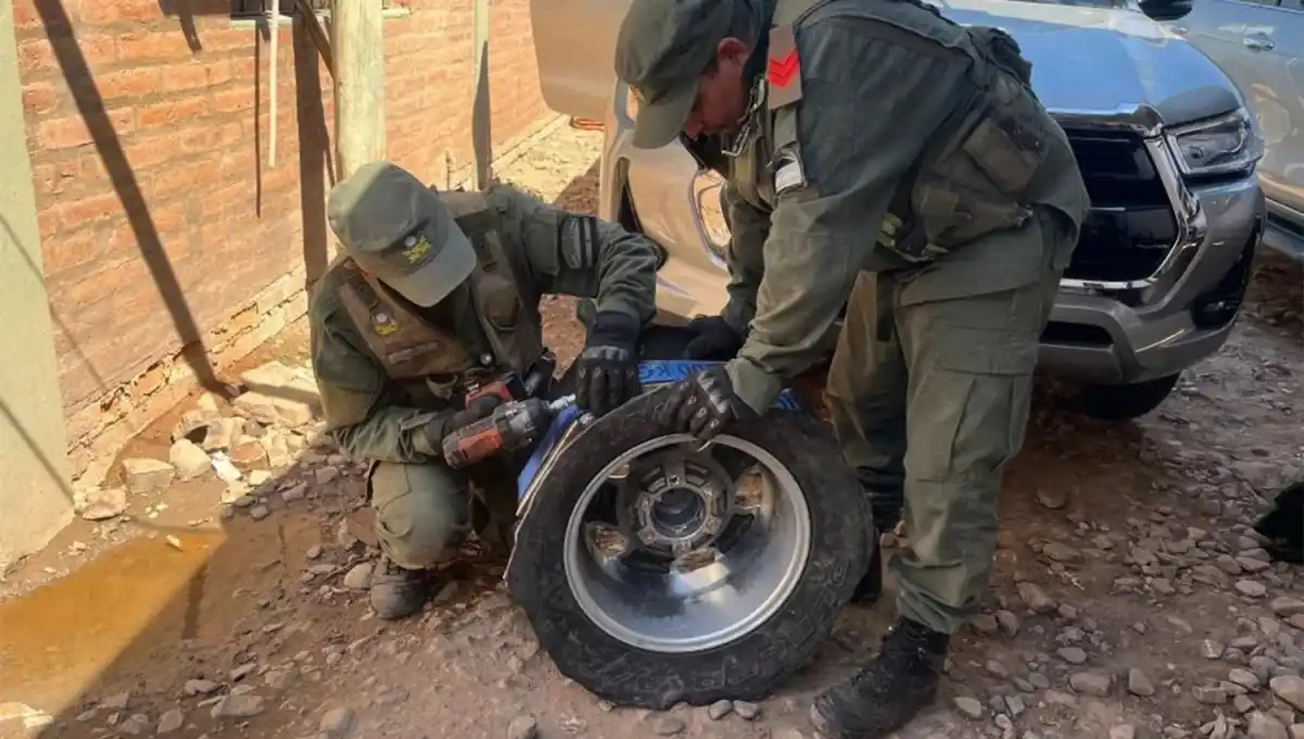 EN GENERAL PIZARRO. En el control, observaron que las ruedas eran de un tamaño anormal: encontraron 110 kilos de ese estupefaciente.
