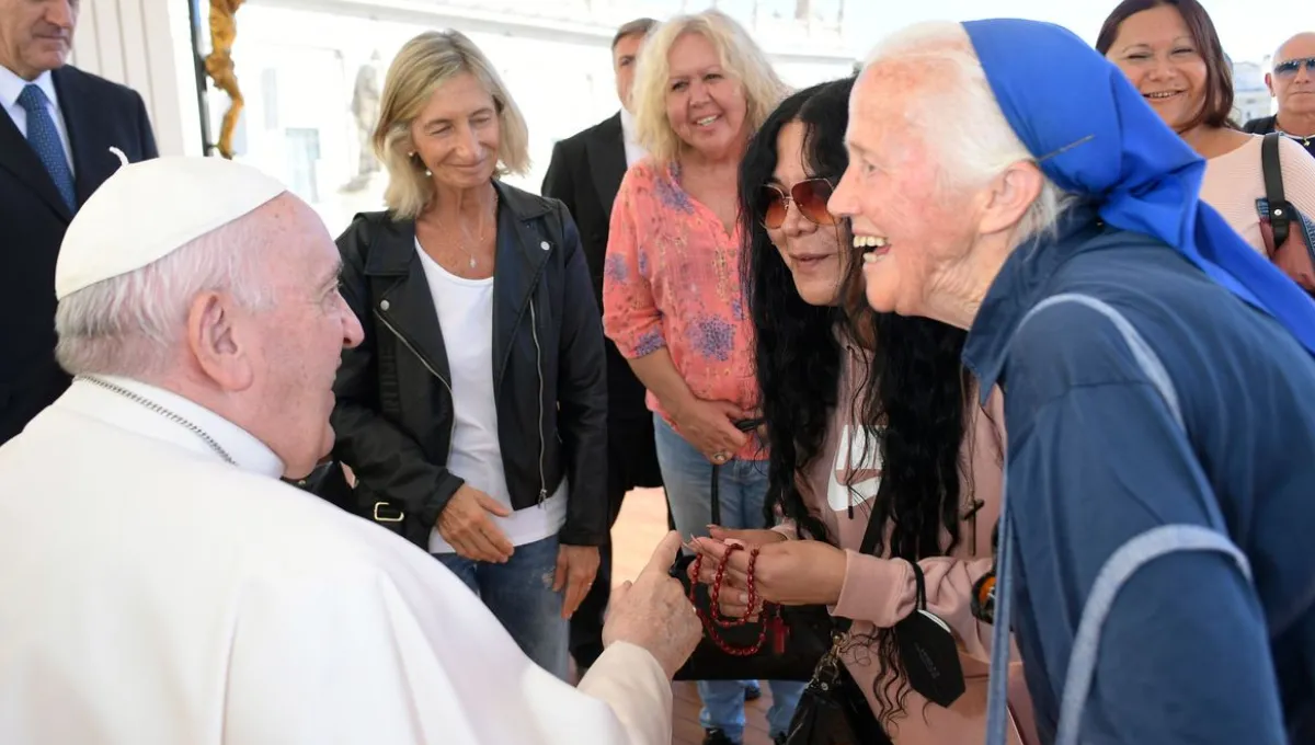 El gesto que emocionó al mundo: quién es la monja que rompió el protocolo para despedir al papa Francisco
