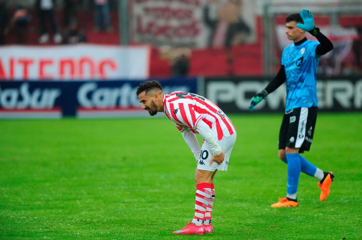 SIGNOS DE DOLOR. En la igualdad contra All Boys, Juan Cuevas sintió el impacto en el isquiotibial de la pierna izquierda y pidió el cambio.