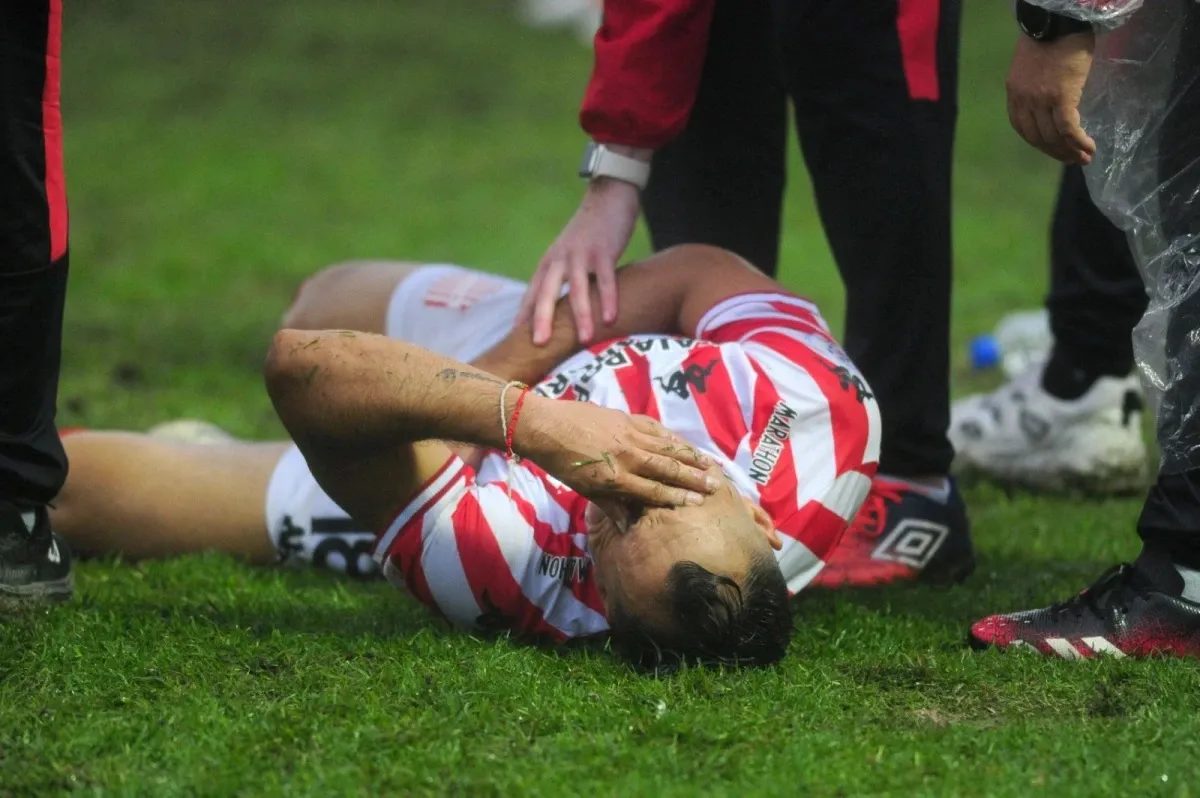 LÁGRIMAS DE DOLOR. Gonzalo Rodríguez sufrió la luxación del hombro durante el empate contra All Boys. Foto de Diego Aráoz/LA GACETA.