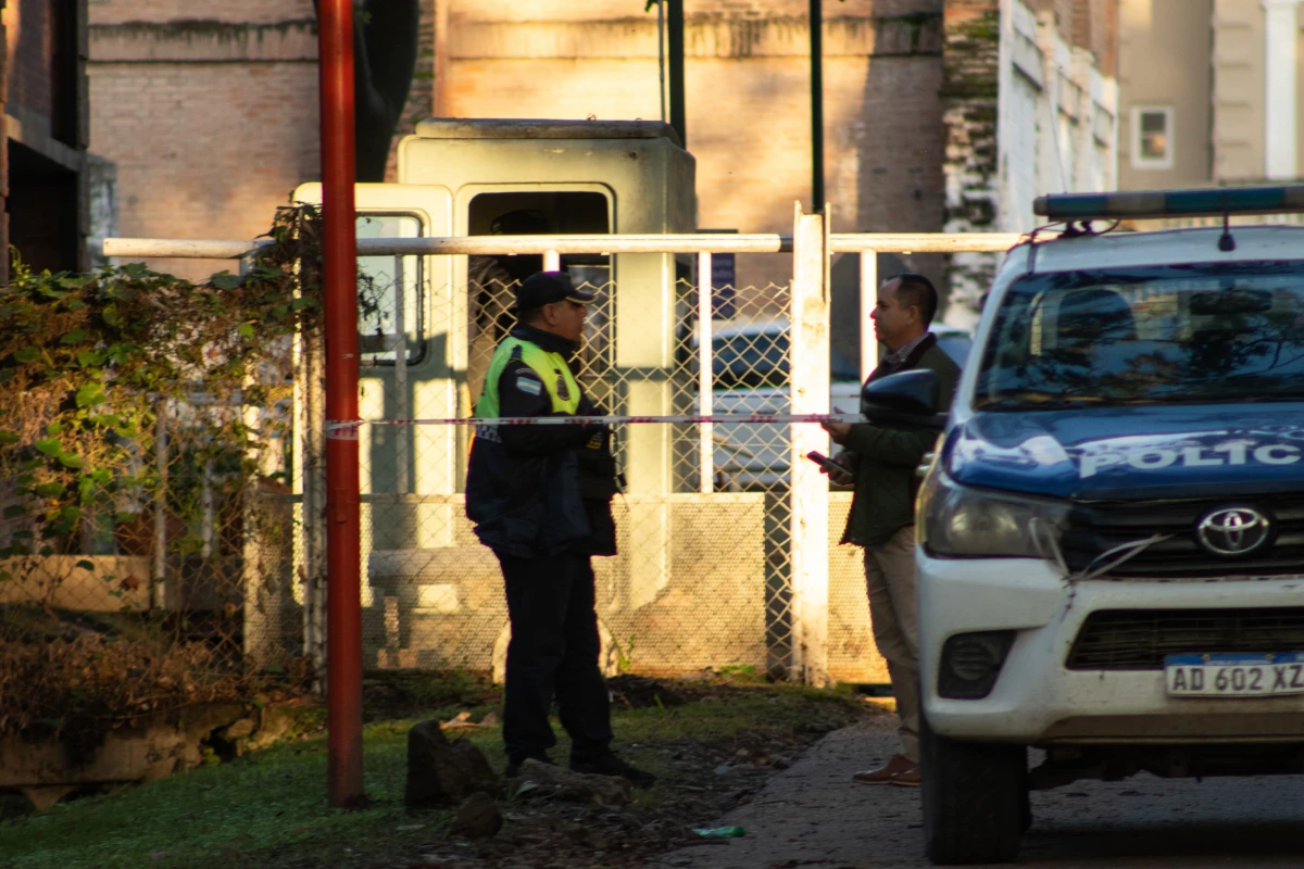 INVESTIGACIÓN. La Policía trabaja en el campus de la Universidad San Pablo-T. LA GACETA/FOTO DE MATÍAS VIEITO