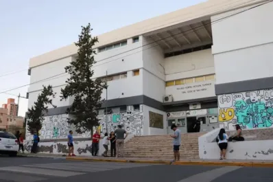 Neuquén: una madre y su hija le pegaron a la directora de una escuela hasta desfigurarla