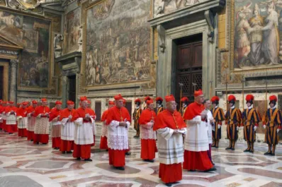 Qué objetos personales pueden llevar los cardenales al cónclave