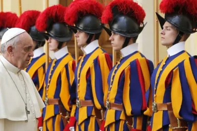 Los secretos de la Guardia Suiza: curiosidades del ejército más pequeño y pintoresco del mundo