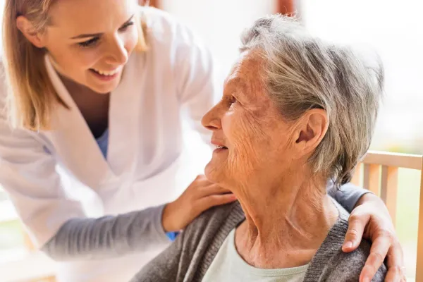 Último día para anotarse en el curso gratuito de la UNT y Fundación León para cuidar a personas con alzheimer