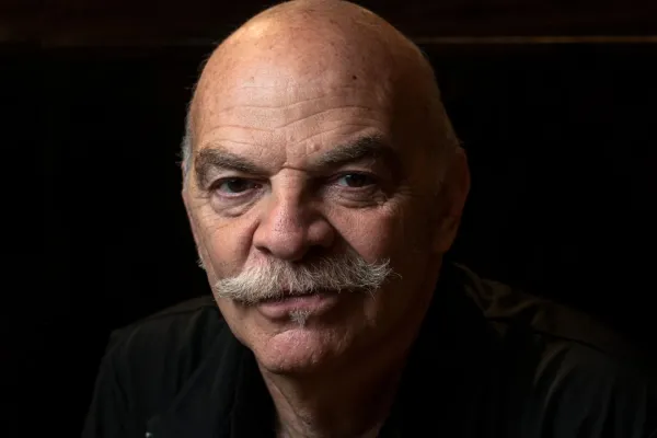 Qué publicó Martín Caparrós tras la muerte de Francisco qué generó una catarata de críticas