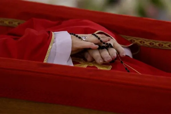 Muerte del papa Francisco: el féretro llegó a la Basílica de San Pedro