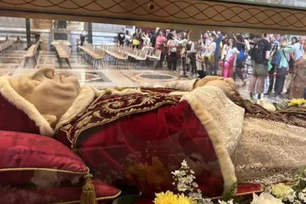 De momias a juicios post mortem: descubrí los momentos más insólitos en la historia de los velorios papales