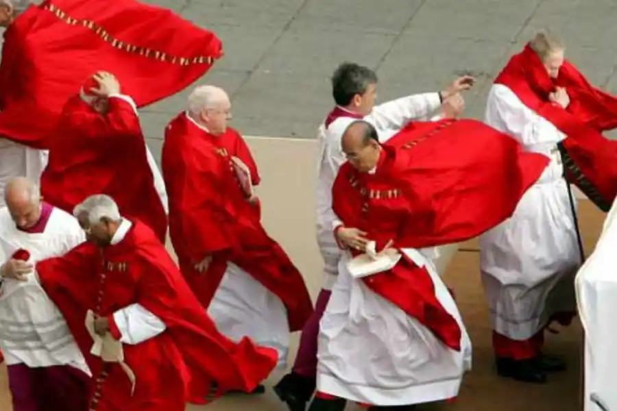 De momias a juicios post mortem: descubrí los momentos más insólitos en la historia de los velorios papales