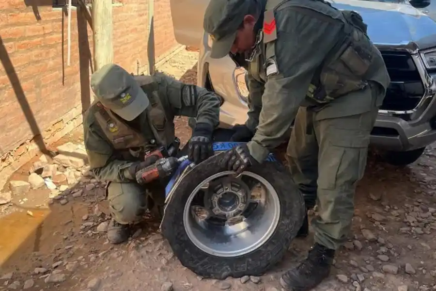 EN GENERAL PIZARRO. En el control, observaron que las ruedas eran de un tamaño anormal: encontraron 110 kilos de ese estupefaciente.