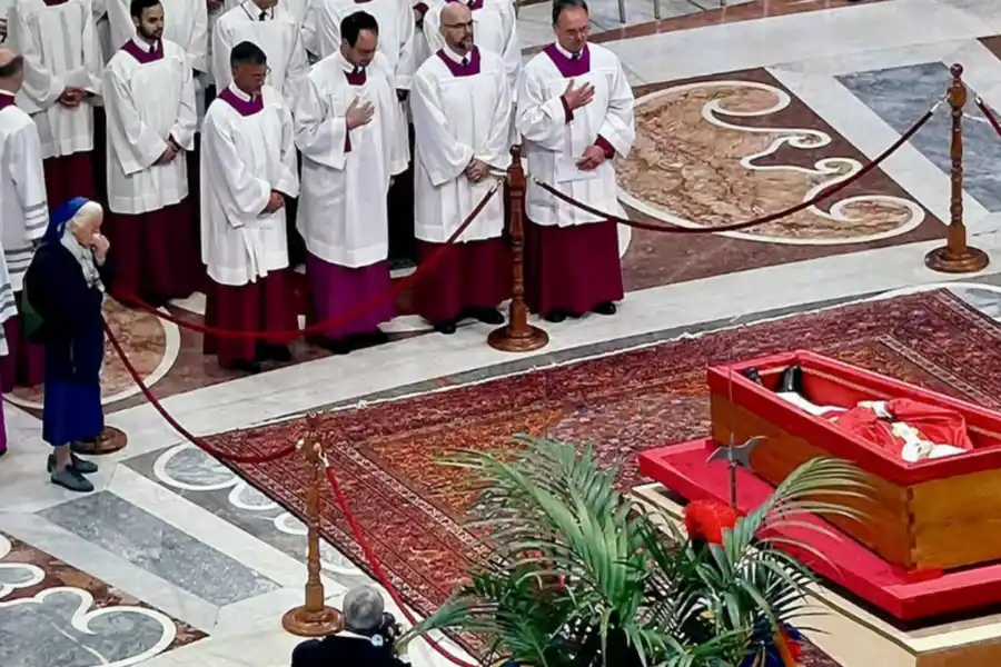 El gesto que emocionó al mundo: quién es la monja que rompió el protocolo para despedir al papa Francisco