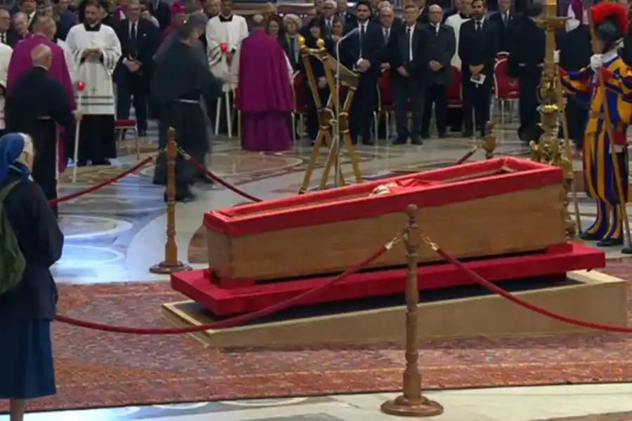 El gesto que emocionó al mundo: quién es la monja que rompió el protocolo para despedir al papa Francisco