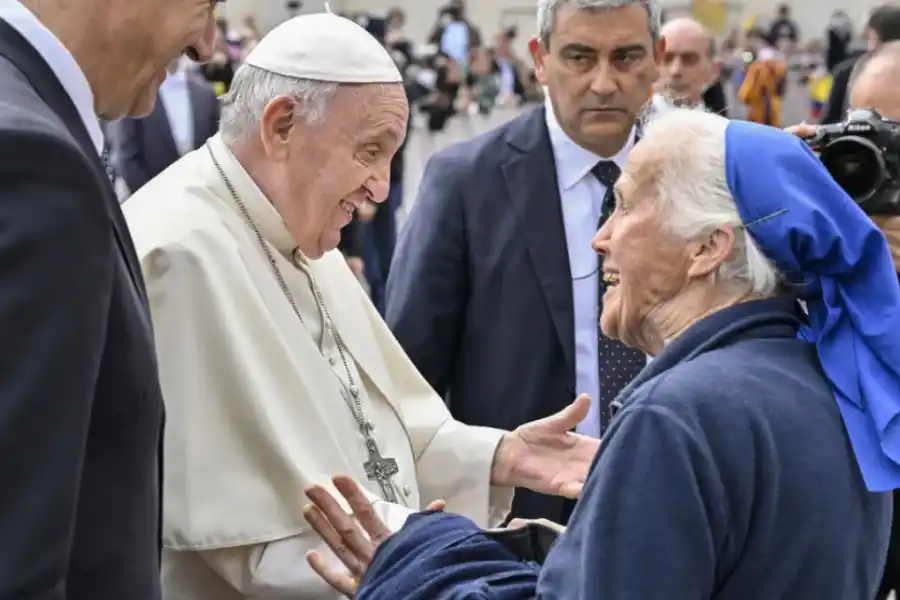 El gesto que emocionó al mundo: quién es la monja que rompió el protocolo para despedir al papa Francisco