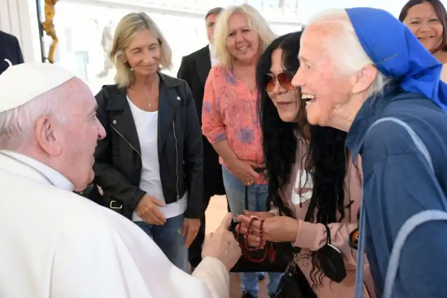 El gesto que emocionó al mundo: quién es la monja que rompió el protocolo para despedir al papa Francisco