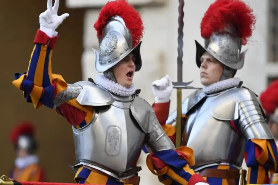 Los secretos de la Guardia Suiza: curiosidades del ejército más pequeño y pintoresco del mundo