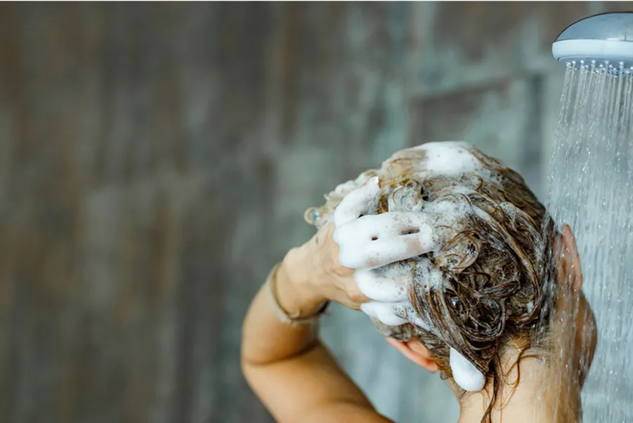 Quizás te lavas mal el pelo y no lo sabes: los errores más comunes