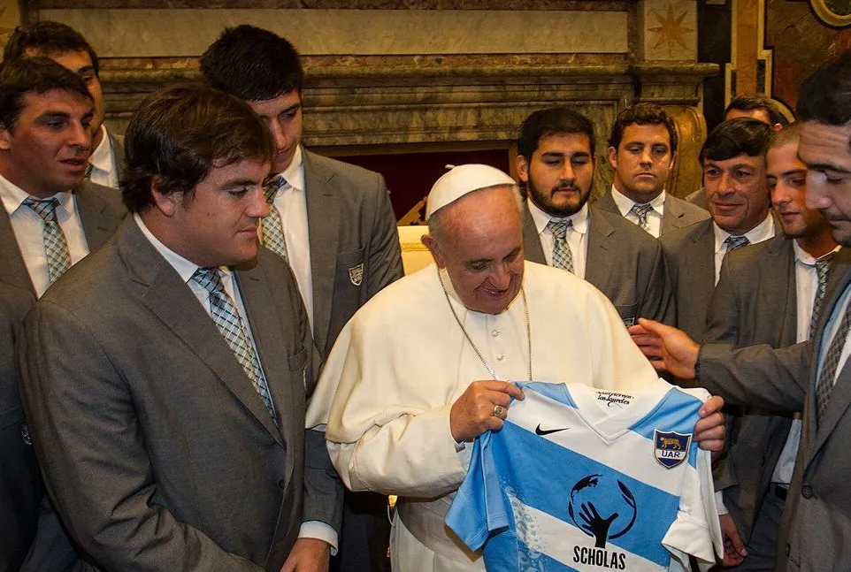 REGALO. El papa Francisco recibe una camiseta de Los Pumas. 
