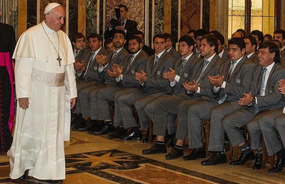 VISITA. El papa hace su ingreso a la audiencia ante la mirada del seleccionado de Los Pumas en 2013.