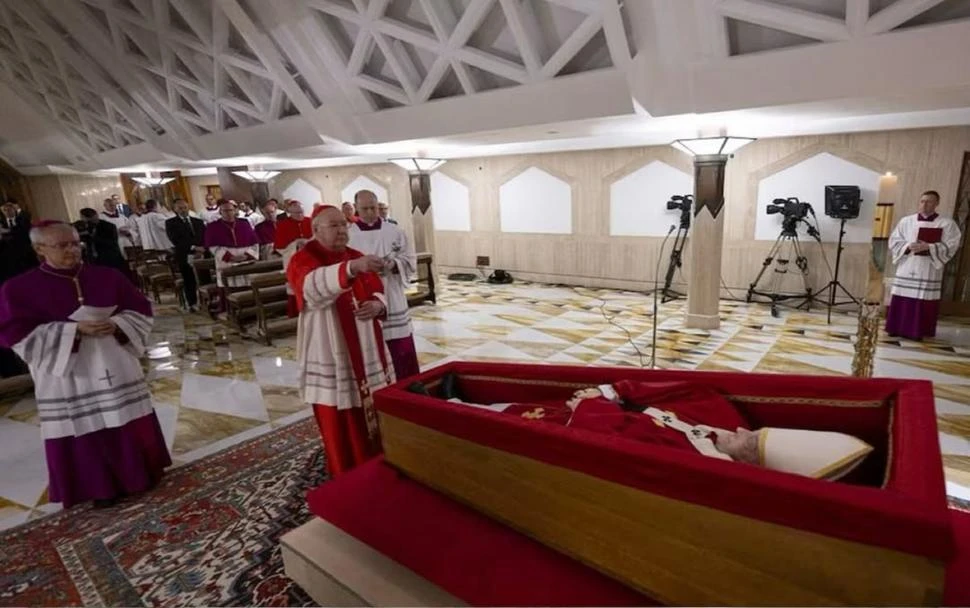 EN LA CAPILLA DE SANTA MARTA. Una de las primeras imágenes del cuerpo de Francisco, con una casulla roja y en un ataúd de madera y zinc.