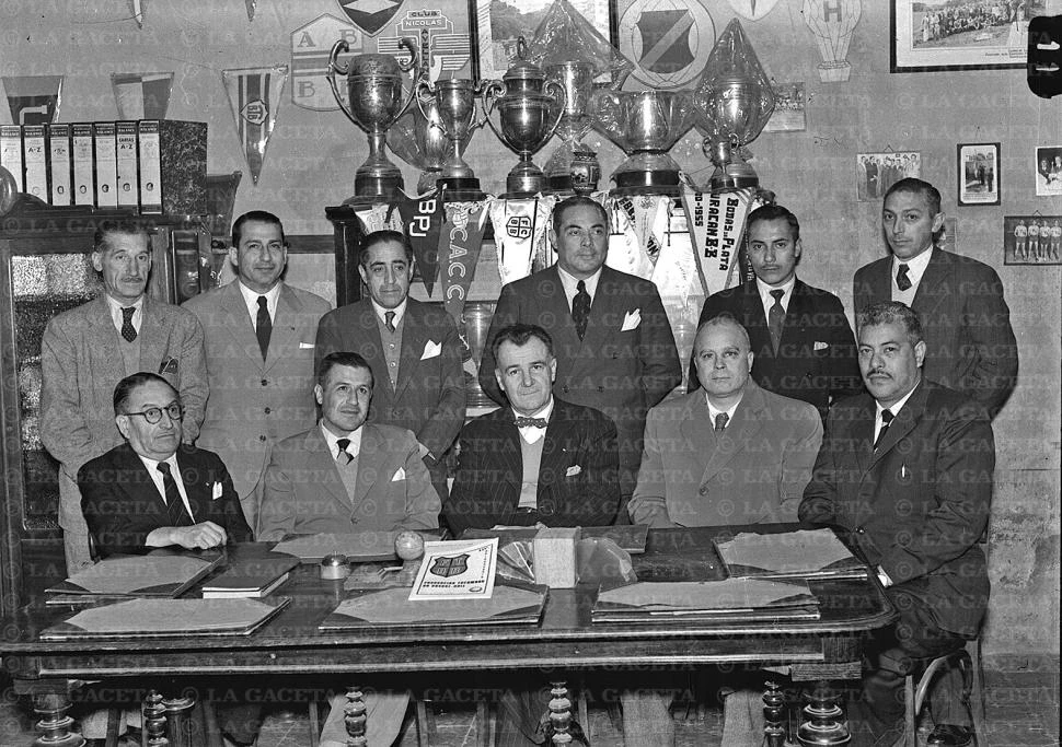 Recuerdos fotográficos: directivos del básquet tucumano