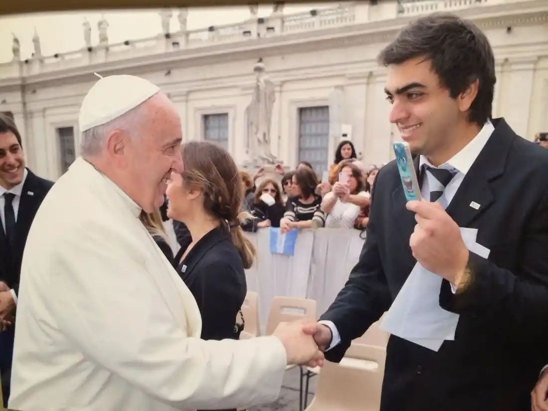 Un papa listo para la Fórmula 1: la historia de dos pilotos tucumanos que conocieron a Francisco y le regalaron un buzo antiflama