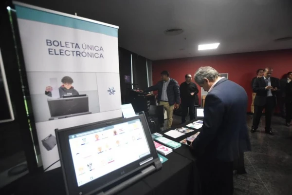 Cuatro sistemas de votación electrónica: se analizaron los modelos de Salta, Brasil, México y Los Ángeles