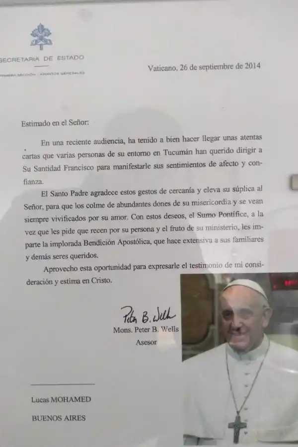 Un papa listo para la Fórmula 1: la historia de dos pilotos tucumanos que conocieron a Francisco y le regalaron un buzo antiflama